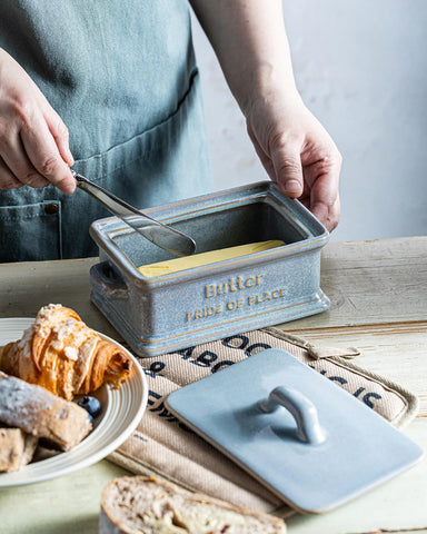 Zoeeker butter dish gift-ready in gray for cooking enthusiasts.