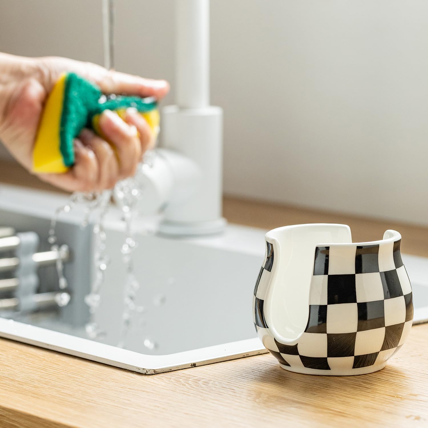 Zoeeker farmhouse-style sponge holder in black and white complements kitchen decor.