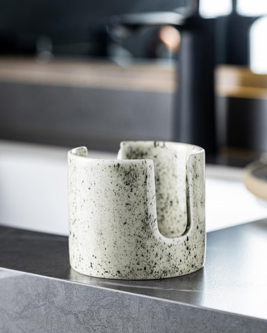 Zoeeker sponge holder is gift-ready for housewarmings and kitchens seeking calm organization.