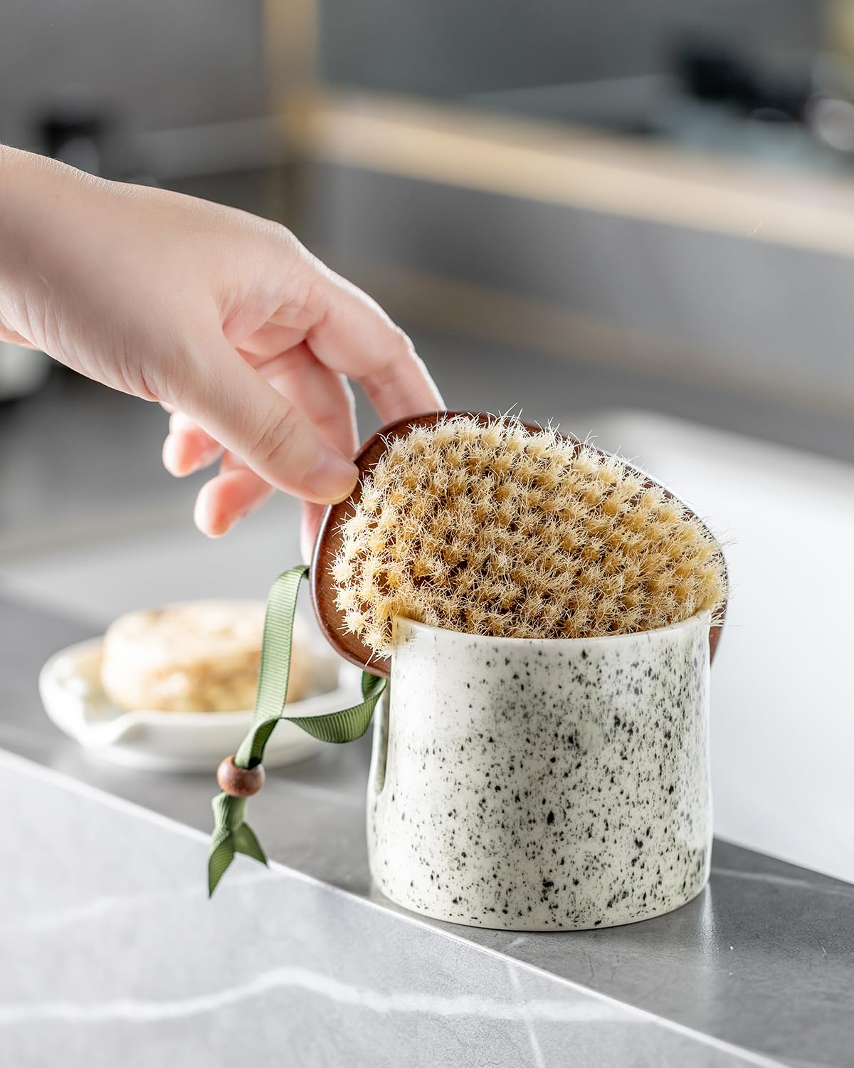 Zoeeker speckled glaze holder offers premium, no-installation option for sink tidiness.