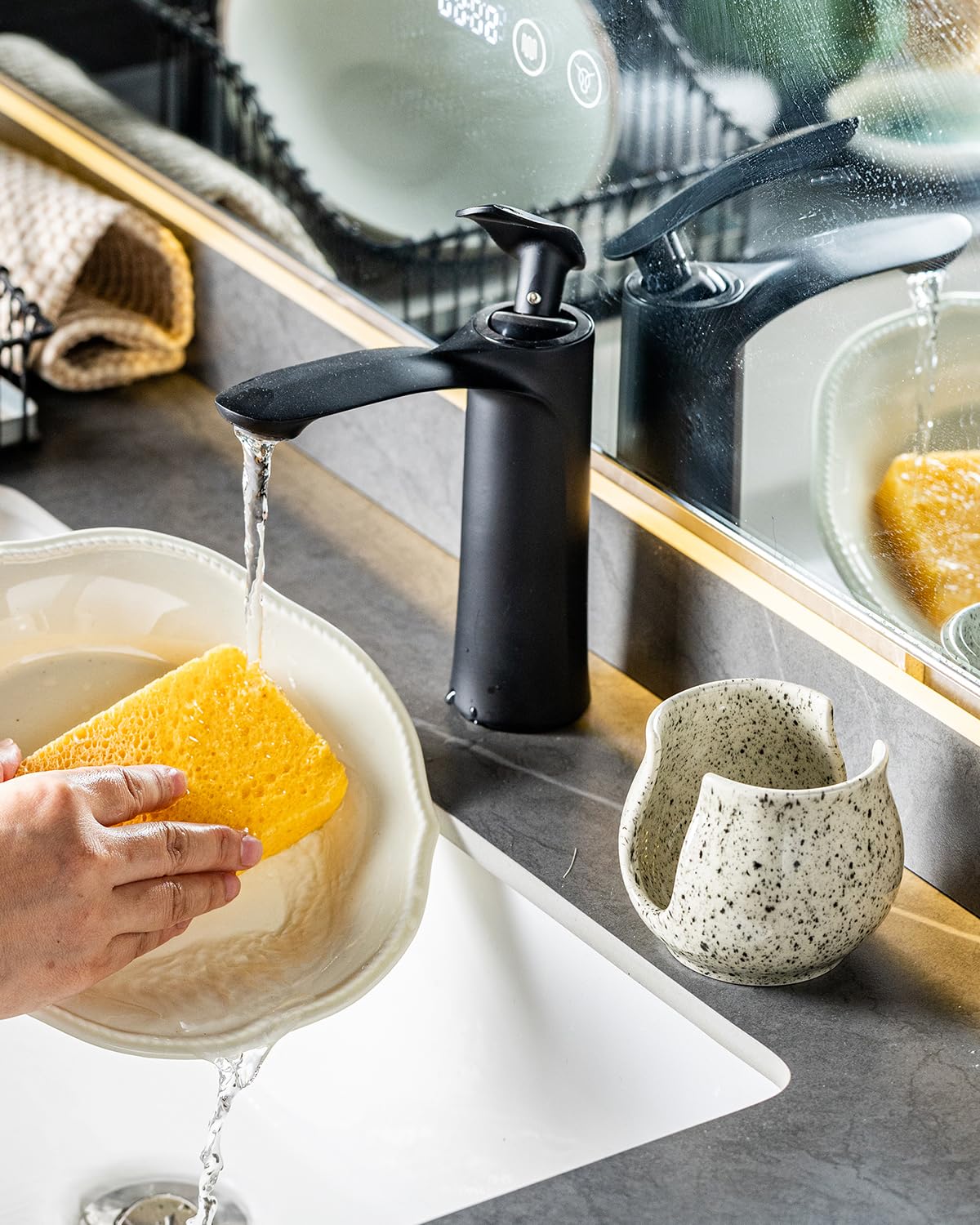 Zoeeker sponge holder fits standard sponges for easy access beside the sink