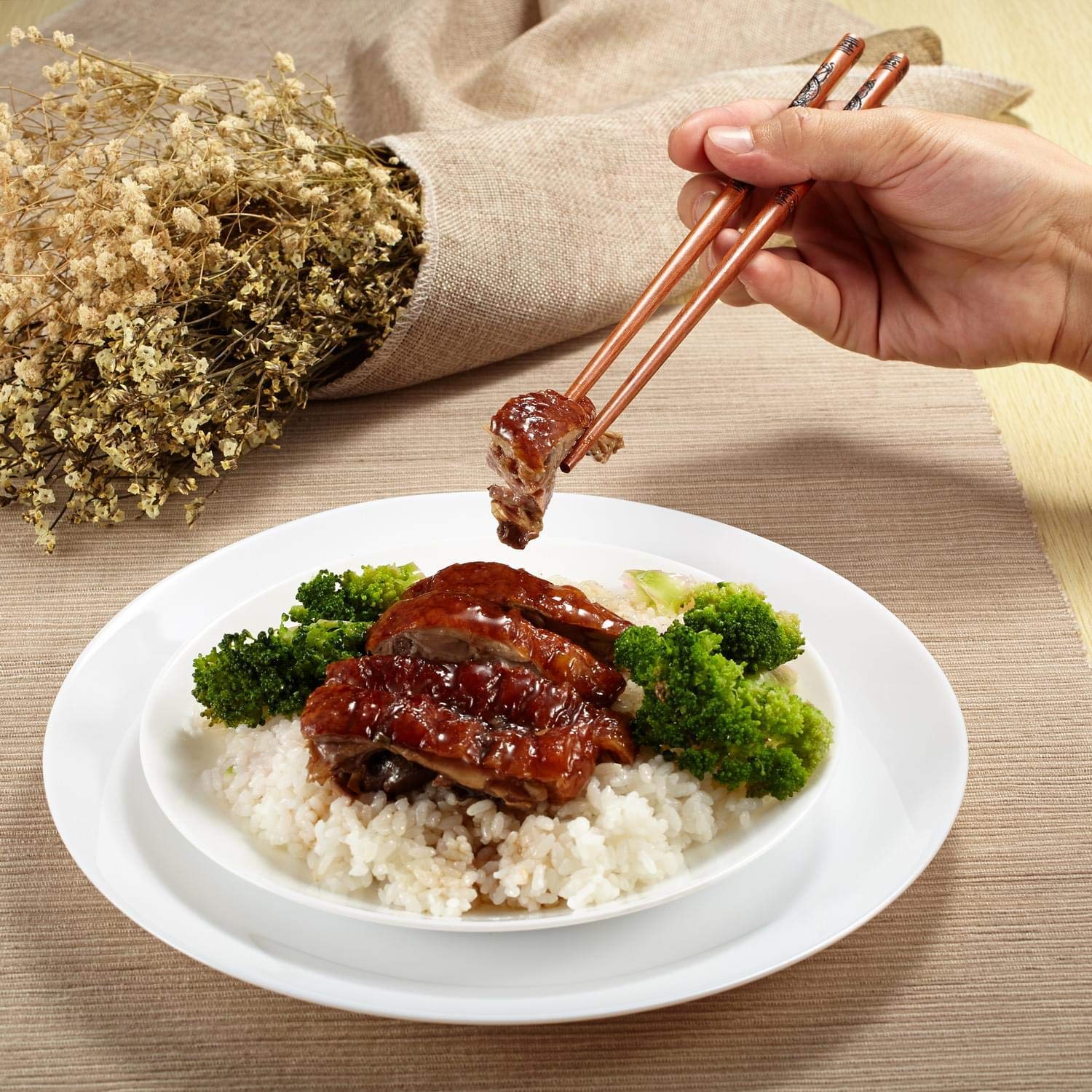 ZOMCHAIN 9-inch traditional chopsticks designed for comfortable grip