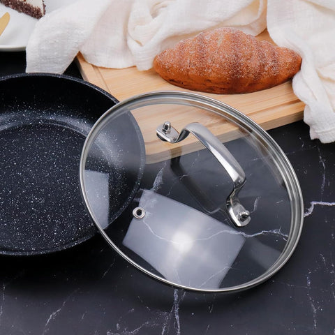 ZUIHUI glass lid offers a clear view while cooking.