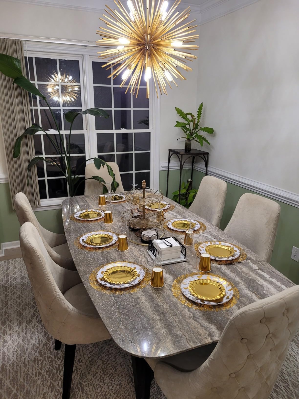 Zulaniu 13 inch disposable mats, gold accent for table decor.