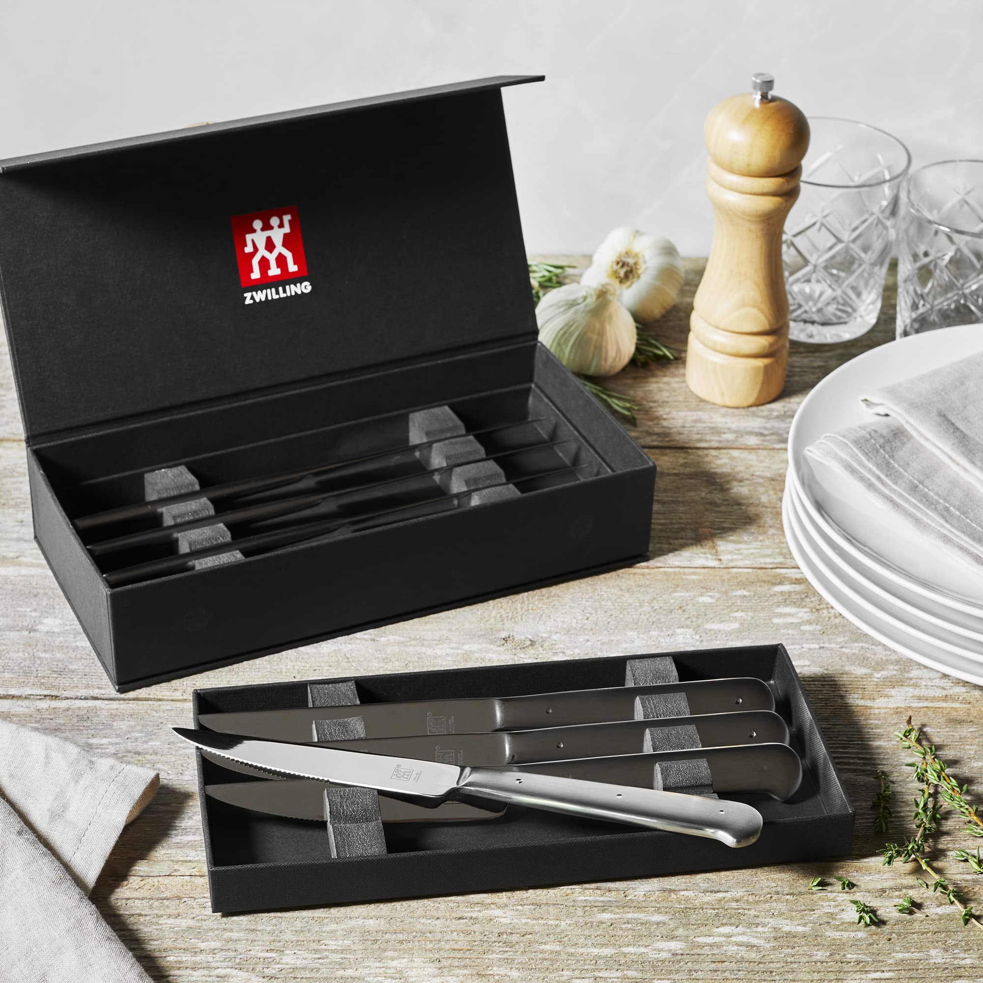 ZWILLING eight blades gift-ready set highlights convenience and style.