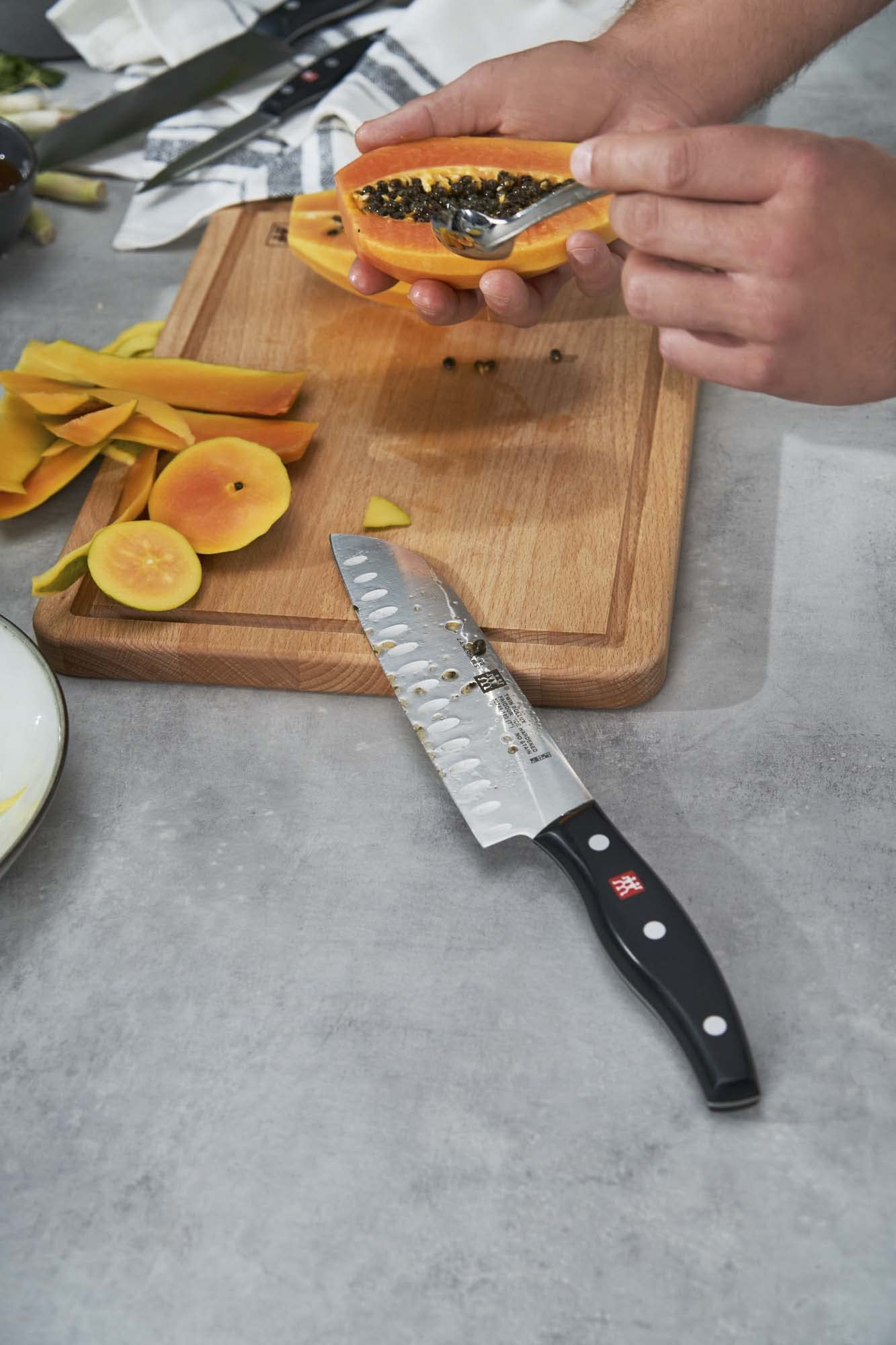 ZWILLING Twin Signature ergonomic polymer handle with full tang for comfort.